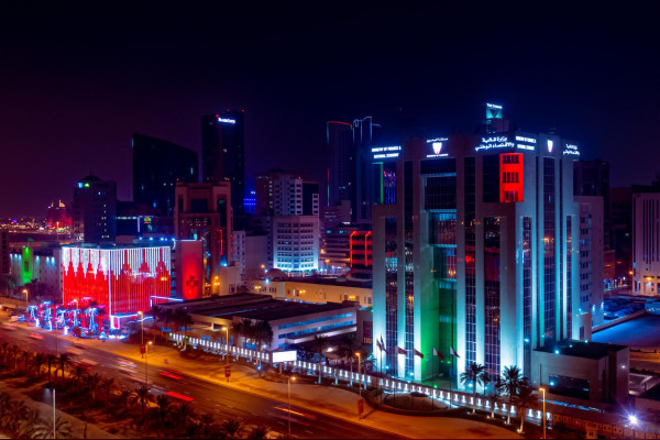 المنامة تزين معالمها بألوان العلم الإماراتي احتفاء بعيد الاتحاد الـ51
