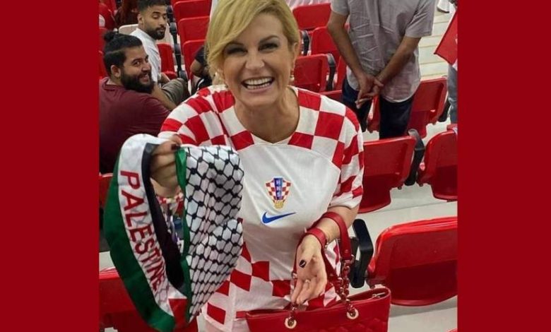 رئيسة وزراء كرواتيا السابقة تحمل وشاحاً فلسطينياً خلال مباراة منتخب بلادها في كأس العالم 