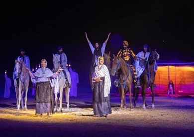 عرض الخيمة في الليلة الرابعة من مهرجان الشارقة للمسرح الصحراوي (صور)