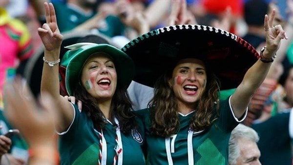 فيفا يفتح تحقيقًا ضد تصرفات مشجعي المكسيك وتونس في كأس العالم.. تفاصيل