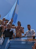 مارتينيز يسخر من مبابي خلال احتفاله بلقب كأس العالم في شوارع الأرجنتين