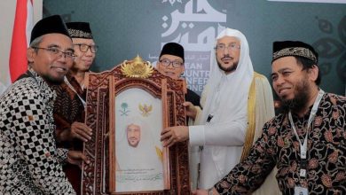 مجلس العلماء بإندونيسيا يمنح وزير الشؤون الإسلامية وسام الاستحقاق من الطبقة الأولى للشخصية المؤثرة - أخبار السعودية
