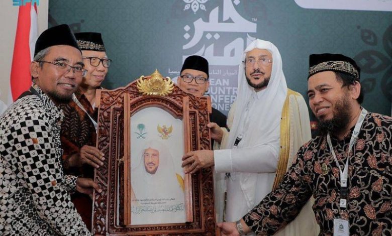 مجلس العلماء بإندونيسيا يمنح وزير الشؤون الإسلامية وسام الاستحقاق من الطبقة الأولى للشخصية المؤثرة - أخبار السعودية