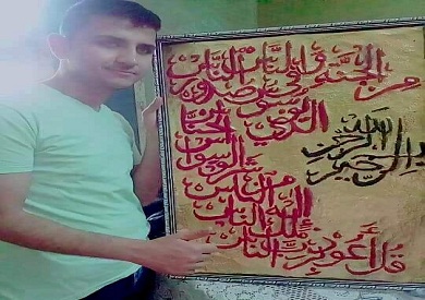 محمد العشري.. فنان يتحدى إعاقة فقدان بصره بمعرض للرسم والنحت في «رامتان»