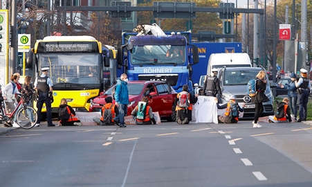 مدينة ميونخ تشدد العقوبة على «قاطعي الطرق» من نشطاء المناخ