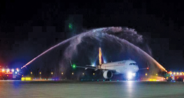 مطار مسقط الدولي يستقبل أولى رحلات طيران فيستارا الهندي القادمة من مومباي