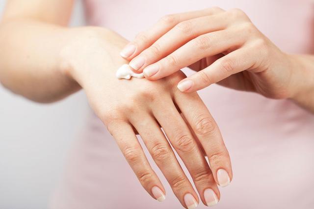 نصائح وخلطات طبيعية لتبيض اليدين ومفاصل الأصابع 
