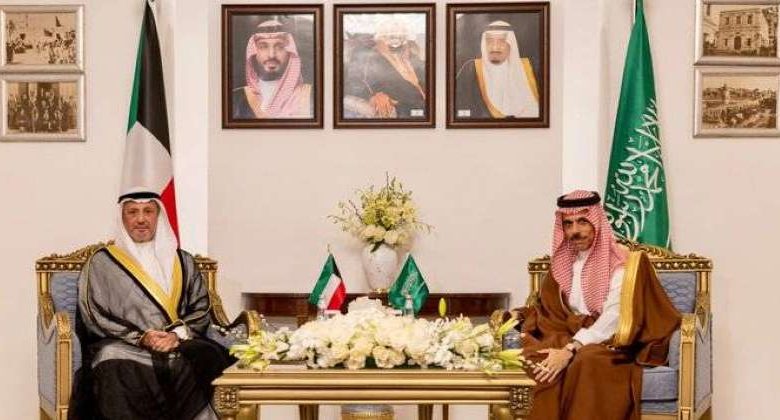 وزير الخارجية يجتمع مع نظيره السعودي في إطار زيارته الرسمية للرياض
