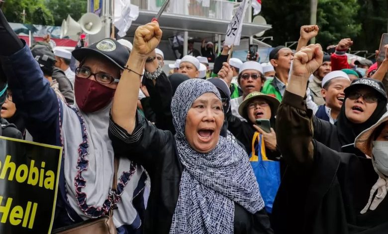 إحراق علم السويد في إندونيسيا احتجاجا على حرق نسخة من القرآن