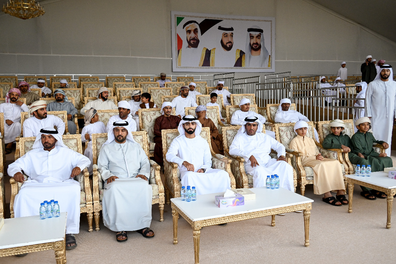 تتويج الفائزين بمزاينة سن الحول في "مهرجان محمد بن زايد لسباقات الهجن".