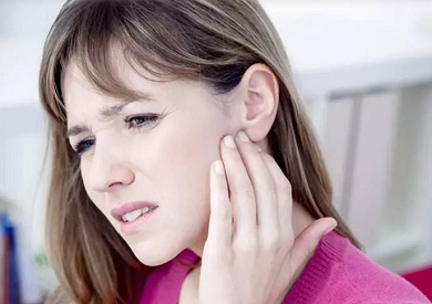 8 نصائح هامة من هيئة الدواء عند استخدام قطرة الأذن