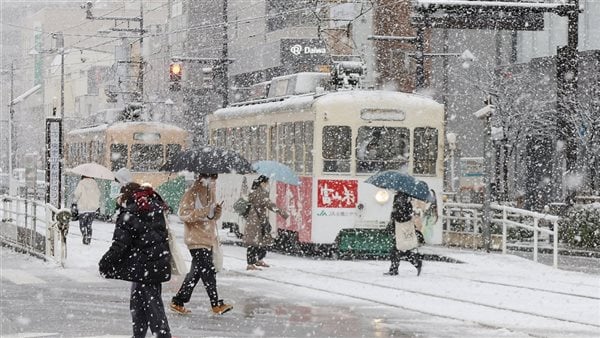اليابان.. الثلوج الكثيفة تعطل حركة المرور وتلغي مئات الرحلات الجوية
