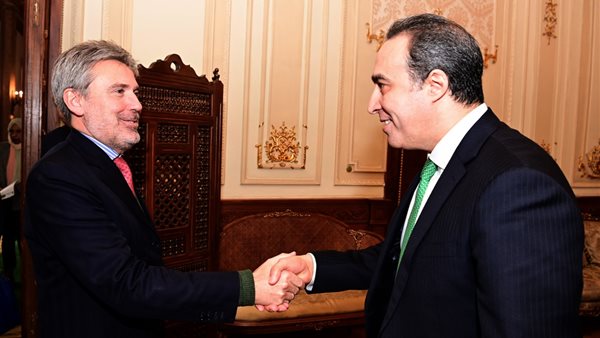 أمين عام مجلس النواب يلتقي سفير ايطاليا في مصر