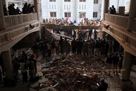 ارتفاع حصيلة تفجير بمسجد في باكستان إلى 61 قتيلاً