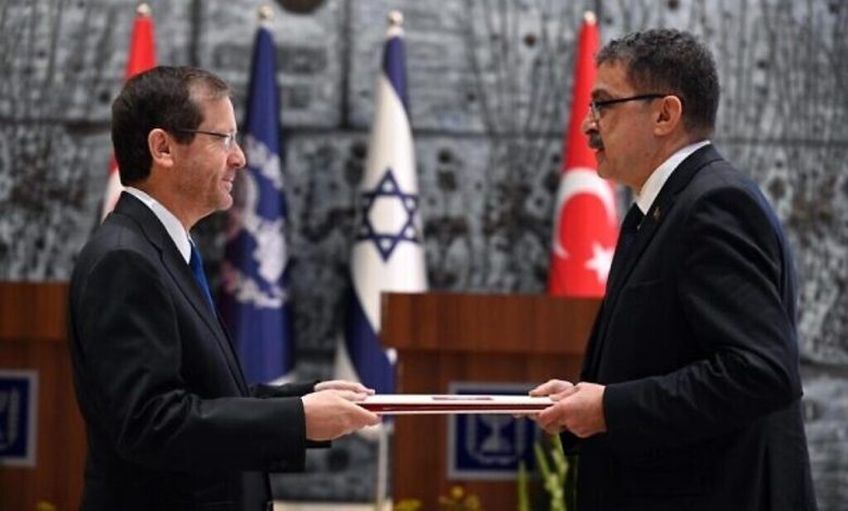 السفير التركي لدى إسرائيل يسلم أوراق اعتماده بعد أربع سنوات من جمود في العلاقات