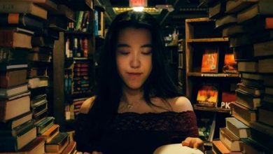 فتاة تقرأ في مكتبة