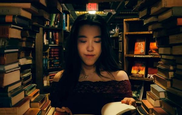 فتاة تقرأ في مكتبة