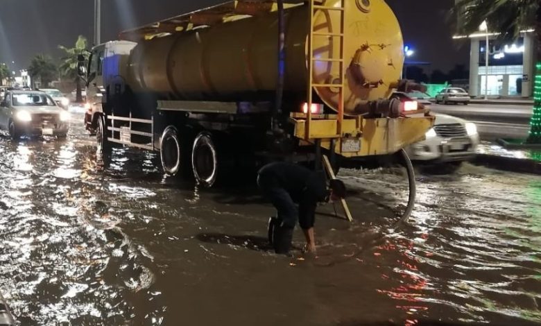 بعد هطول أمطار غزيرة.. نزح أطنان من المياه في أحياء مدينة السيح -
