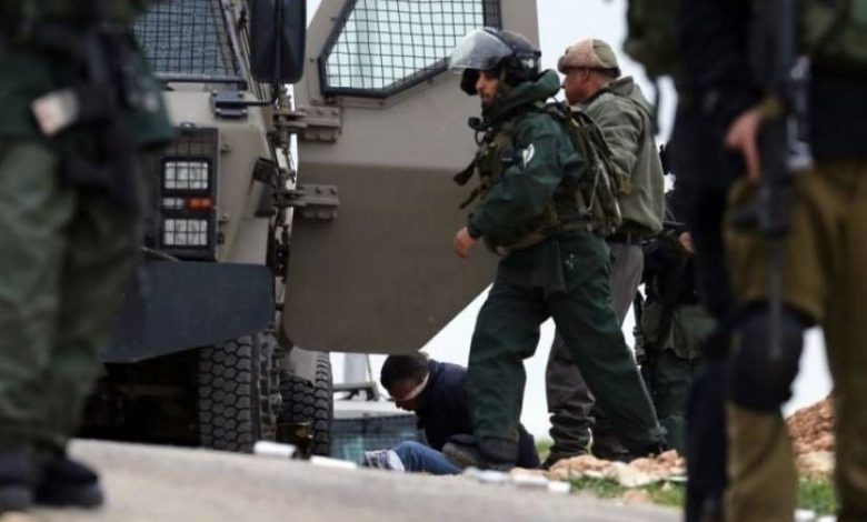 بينهم أسرى محررون.. الاحتلال يعتقل عدد من الفلسطينيين بالضفة ويستدعي آخرين