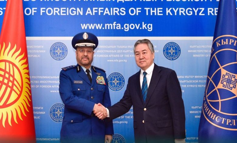 رئيس هيئة الأركان العامة يلتقي وزير خارجية قيرغيزستان ويزور مصنعاً عسكرياً