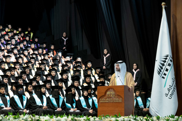 سلطان بن أحمد القاسمي يشهد حفل تخريج طالبات دفعة اليوبيل الفضي بجامعة الشارقة