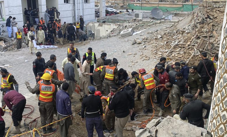 نحو 90 قتيلا في تفجير داخل مسجد في باكستان وانتشال الجثث يتواصل