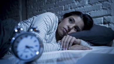 هل الشعور بالقلق يؤثر على جودة النوم؟ استشاري يجيب