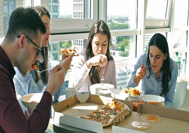 هل تحب تناول الأطعمة في المكتب؟.. فوائد وأضرار الحصول على وجبة وقت العمل