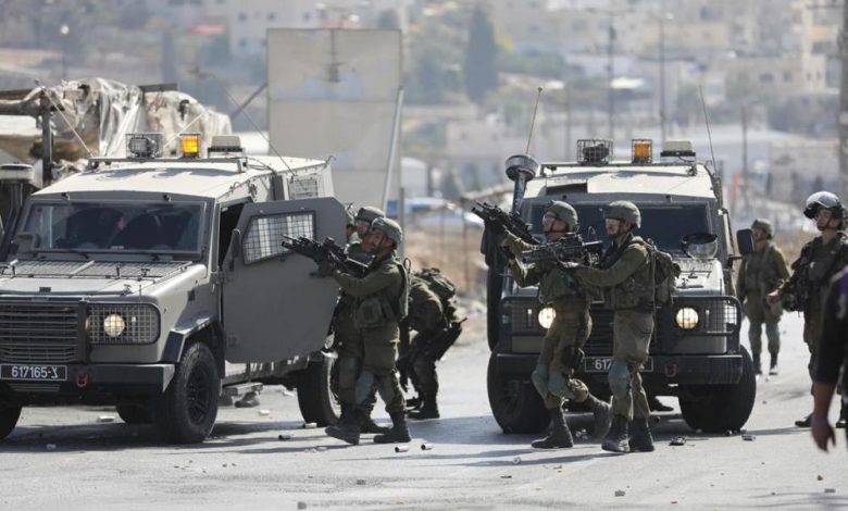 وحملة اعتقالات.. إصابة فلسطينيين خلال اقتحام الاحتلال لمناطق في الضفة