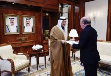 وزير الخارجية يتسلم رسالة خطية موجهة إلى سمو الأمير من الرئيس الجزائري