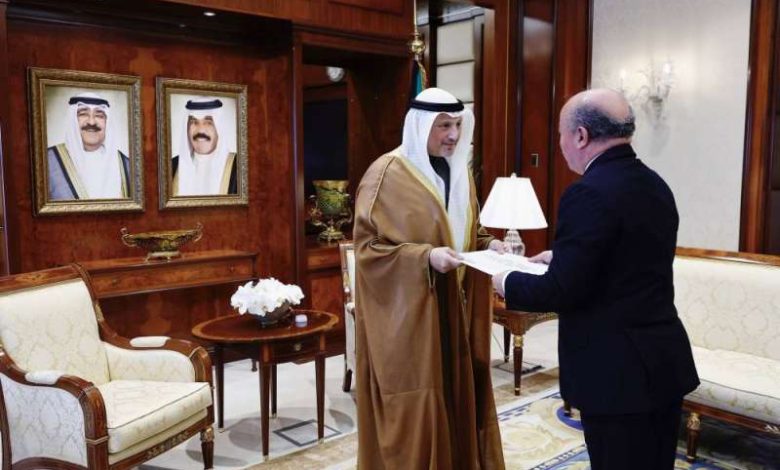 وزير الخارجية يتسلم رسالة خطية موجهة إلى سمو الأمير من الرئيس الجزائري