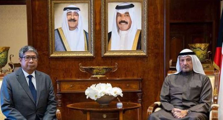 وزير الخارجية يلتقي القائم بأعمال سفارة الفلبين لدى الكويت
