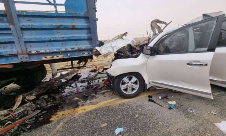 وفاة امرأة بتصادم بين شاحنة وسيارة على طريق الملك فهد