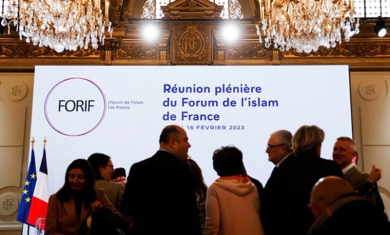 المجلس الفرنسي للديانة الإسلامية يختار مواجهة ماكرون برفض "قرار الحل"