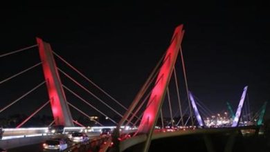 أمانة عمان تضيء جسر عبدون بألوان العلم الكويتي - صور