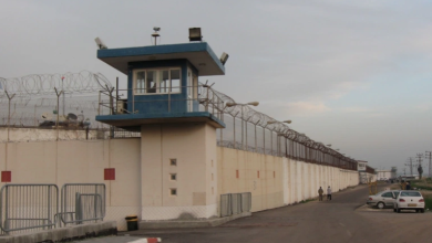 إدارة سجن النقب تواصل التنكيل بحقّ (68) أسيرًا