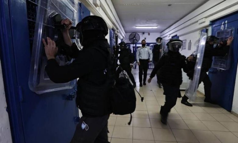 إدارة سجون الاحتلال تصعد إجراءاتها التنكيلية والأسرى يعتصمون في الساحات الجمعة