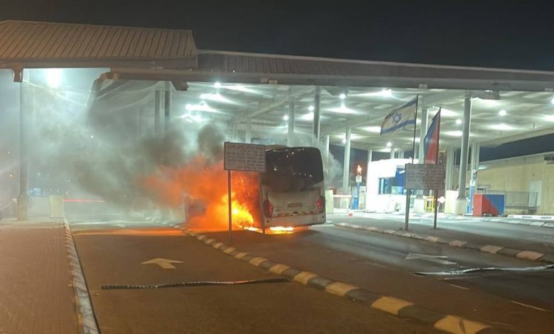 إصابة عدد من الإسرائيليين وحرق حافلة للمستوطنين بالضفة (صور وفيديو)