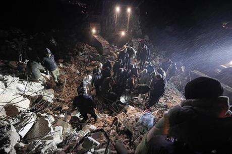 الخارجية: أردنيتان تحت أنقاض مبنى في تركيا جراء الزلزال