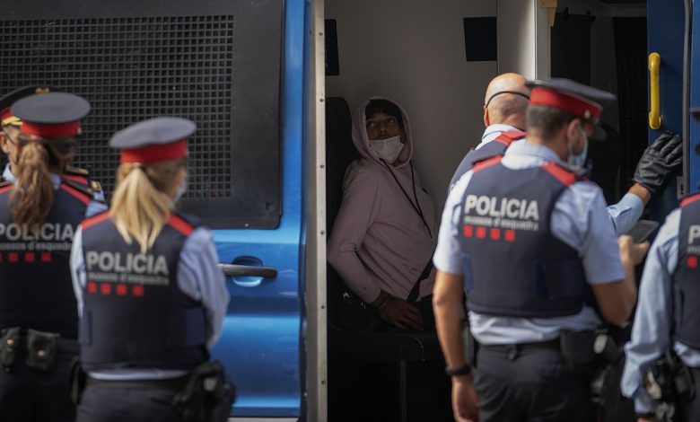 الشرطة الإسبانية تلقي القبض على عصابة إلكترونية يديرها قاصر