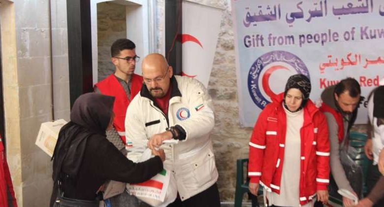 الهلال الأحمر الكويتي يوزع المساعدات الانسانية والوجبات الغذائية في ريف كلس بتركيا