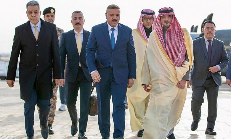 بالصور.. وزير الداخلية العراقي يصل إلى الرياض