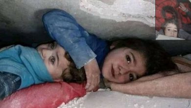 تطورات عملية إنقاذ طفلة تحتضن شقيقتها تحت أنقاض منزلهم في سوريا