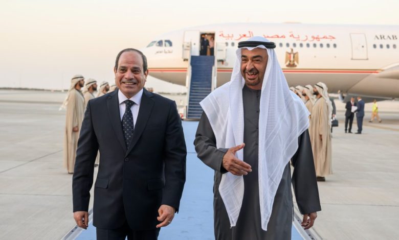 رئيس الدولة يستقبل الرئيس المصري لدى وصوله البلاد