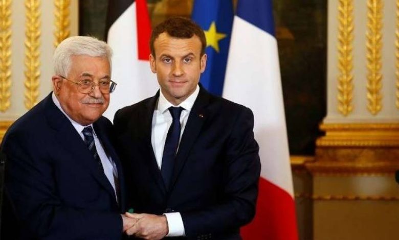 صحيفة فرنسية: ماكرون يبحث عن بديل لخلافة الرئيس عباس