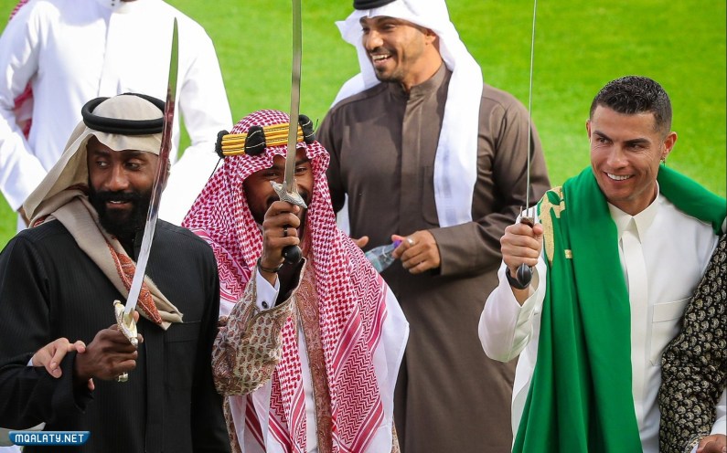 صور كريستيانو رونالدو بالزي السعودي احتفالا بيوم التأسيس