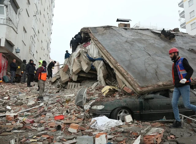 عاجل: ارتفاع حصيلة الزلزال في تركيا وسوريا إلى أكثر من 2300 قتيل