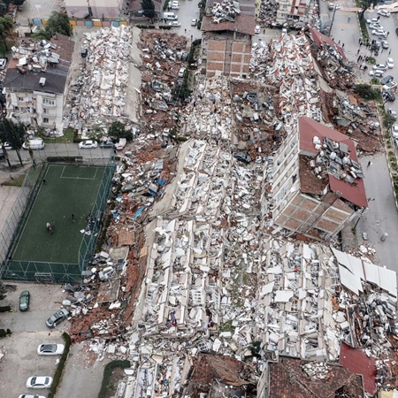 عشرات المباني تحولت إلى ركام.. صور جوية تكشف حجم الدمار في مدينة هاتاي بتركيا