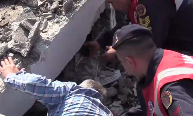 فيديو مؤثر.. لحظة إنقاذ 5 قطط من تحت أنقاض الزلزال بتركيا