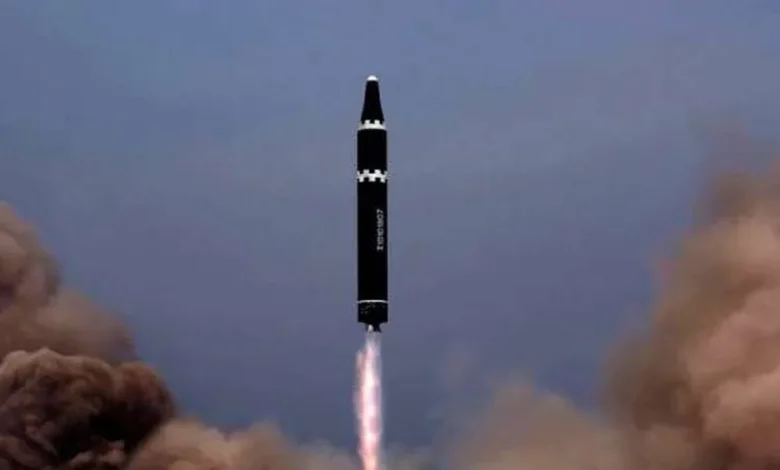 كوريا الشمالية تطلق صاروخ «هواسونج 15» الباليستي العابر للقارات